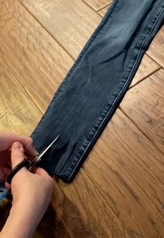 HOW-TO | DIY Fringe Jeans Jeans Fringe Ankle, How To Fringe Bottom Of Jeans, Diy Fringe Jeans, Frayed Hem Jeans Diy, Frayed Jeans Diy, Altering Jeans, Diy Fringe, Single Wardrobe, Fringe Jeans