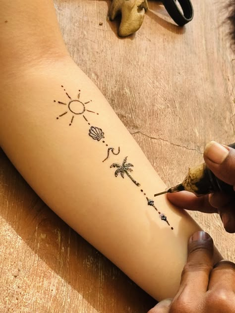 Hena Ideas Summer, Henna Starfish, Beachy Henna Ideas, Henna Tattoo Designs Beach, Henna Beach Design, Beachy Henna Designs, Mini Henna Tattoo, Dolphin Henna, Henna Designs Easy Hand