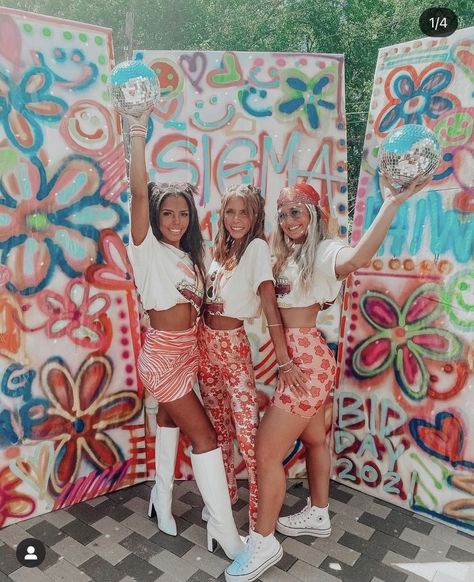 Woodstock Party Outfit College, 70s Theme Sorority, Hippy Bachelorette Outfit, Boozy And Groovy Party Outfit, Party Theme Dress Up, Groovy Birthday Party Outfit Women, Gogo Party Theme, 70s Themed Bachelorette Party Outfits, Coachella Bid Day Theme