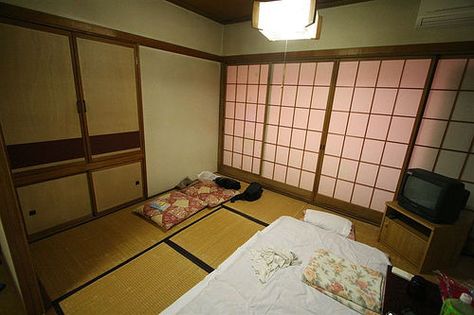 pros ans cons of futon Japanese Floor Mattress Room, Futon Living Room Ideas, Futon Japanese, Small Futon, Ikea Futon, Floor Futon, Diy Futon, Futon Living Room, Japanese Floor Mattress