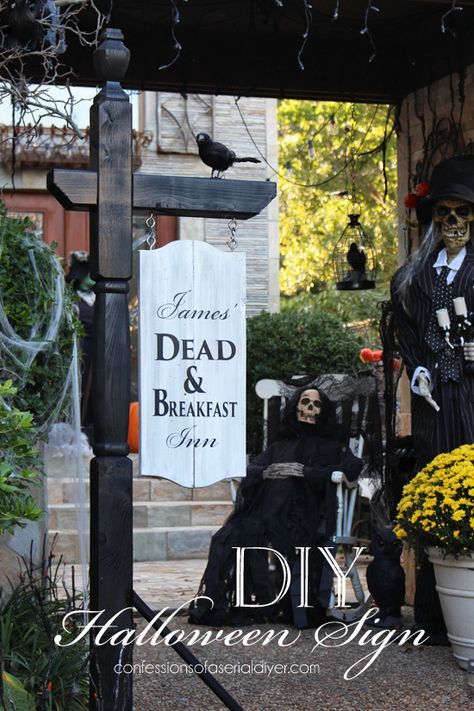 Make this BHG-Inspired Halloween sign using a mailbox post! Confessions of a… Halloween Signs Diy, Halloween Tour, Halloween Yard Signs, Adornos Halloween, Crafts Halloween, Halloween Sign, Halloween Porch, Halloween Displays, Halloween Yard