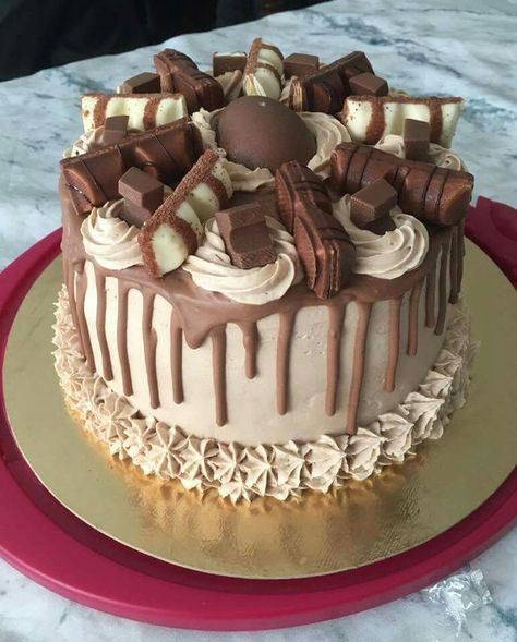 Kinder Bueno Cake Birthday, Bueno Cake, Candy Birthday Cakes, Confirmation Cakes, Birthday Baking, Birthday Cake Chocolate, Creative Birthday Cakes, Easy Baking Recipes Desserts, Pretty Birthday Cakes