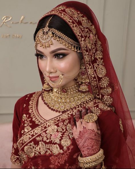 Barat Jewellery For Bride, Desi Bride Jewelry, Dulhan Hairstyle, Shaadi Makeup, Desi Bridal Makeup, Pakistani Bridal Makeup Hairstyles, Pakistani Makeup Looks, Bridal Jewelry Pakistani, Asian Bridal Jewellery