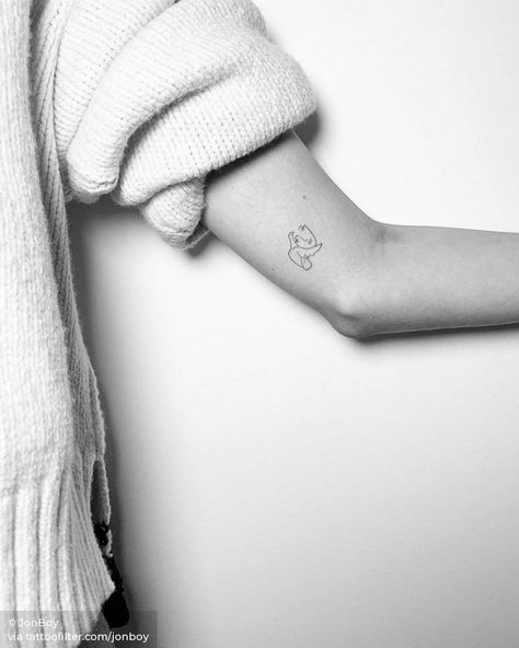 Picasso's 'Le Visage de la Paix' tattoo on Kaia Gerber. Picasso Tattoo, Tattoo Sonne, Tiny Tattoos For Women, Shape Tattoo, Cute Tiny Tattoos, Tiny Tattoo, Cute Small Tattoos, Celebrity Tattoos, Kaia Gerber