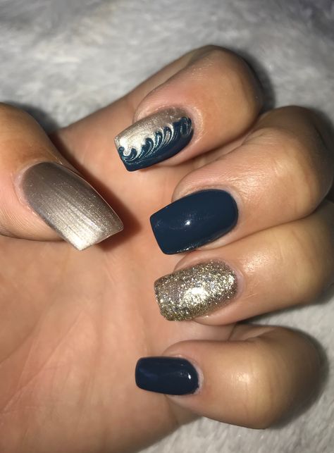 Navy And Cream Nails, Dark Blue Nails With Design Navy, Navy And Rose Gold Nails, Blue And Beige Nails, Gold And Navy Nails, Navy Gold Nails, Dark Blue And Gold Nails, Blue And Gold Nail Designs, Navy Blue And Gold Nails