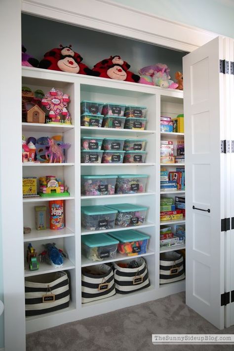 Stylish Toy Storage Ideas - How to Organize Toys Stylish Toy Storage, Kids Bedroom Organization, Toddler Playroom, Kids Toy Organization, Toy Storage Organization, Playroom Storage, Playroom Design, Playroom Organization, Small Space Organization