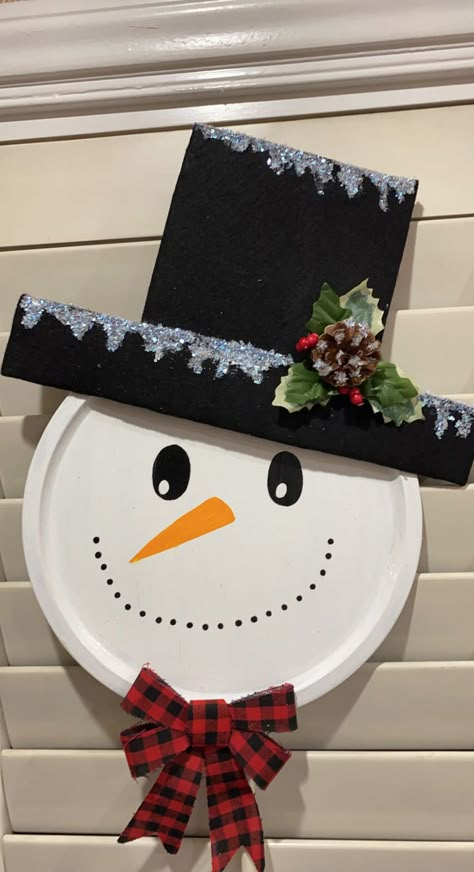 Pizza Pan Snowman Diy, Christmas Pizza Pan Crafts, Pizza Pan Christmas Crafts, Pizza Pan Snowman, Diy Decorations Birthday, Pizza Pan Crafts, Christmas Ornaments Easy, Snowman Crafts Diy, Christmas Diy Wood