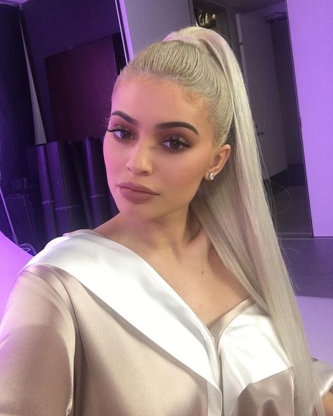 10 Of The Best Long Hairstyle Trends This Year - Eluxe Magazine #hairstyles #longhairstyles #hairtrends #ponytails #hair Kylie Jenner Blonde Hair, Ponytail Inspiration, Moda Kylie Jenner, Instagram Kylie Jenner, Kylie Jenner Blonde, Jenner Hair, Look Kylie Jenner, Blonde High, Kylie Jenner Hair