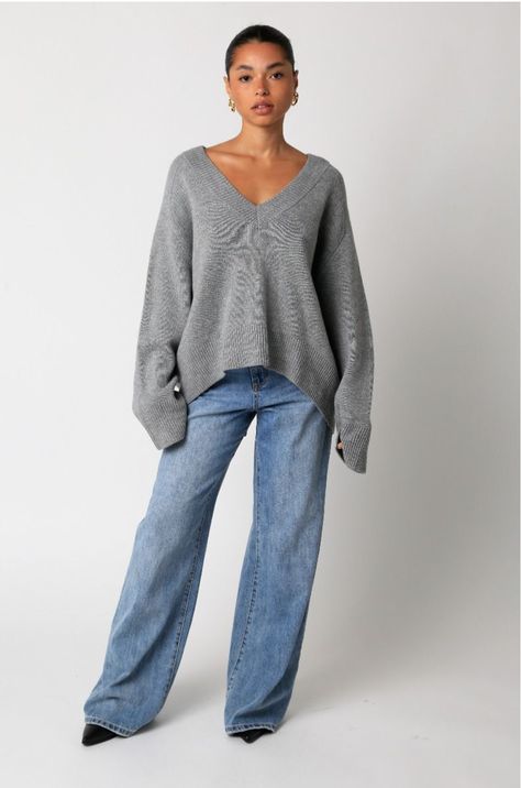 Big V Neck Sweater Outfit, V Neck Grey Sweater Outfit, Gray V Neck Sweater Outfit, V Neck Sweater Outfit, Neck Sweater Outfit, 10 Piece Wardrobe, Oversized Outfits, Grey Sweater Outfit, Oversize Outfit