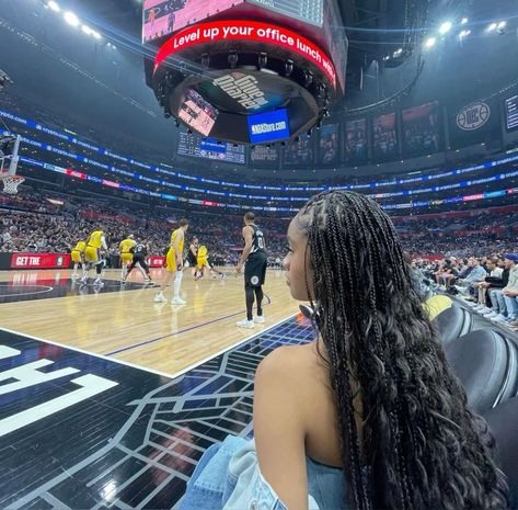 Court Side Basketball Game, Court Side Aesthetic, Nba Wife Aesthetic, Basketball Wife Aesthetic, Akira Akbar, Players Wives, Star Outfit, Rich Auntie, Basketball Girlfriend