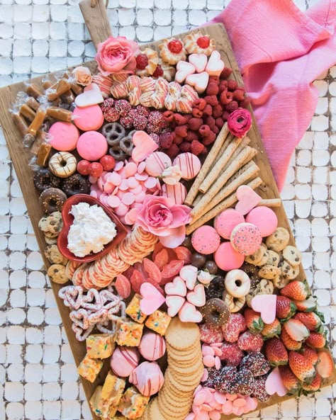 Pink Charcuterie Board, Valentines Party Food, Galentines Day Ideas, Valentines Brunch, Lady Decluttered, Valentines Snacks, Valentines Party Decor, Halloween Fest, Galentines Party