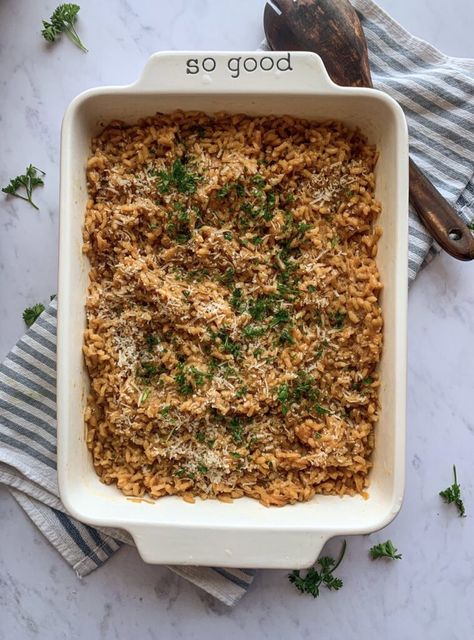 This easy French onion risotto uses the oven baking method for cooking the rice and it couldn't be any easier. Teeming with all your favorite flavors from French onion soup - deeply rich caramelized onions, parmesan cheese and beef broth, this hands off risotto recipe is bound to be both a weeknight favorite and a French Onion Soup Risotto, Onion Risotto, Maillard Reaction, Date Night Recipes, Risotto Recipe, Arborio Rice, Salad Sauce, Bread Appetizers, Risotto Recipes