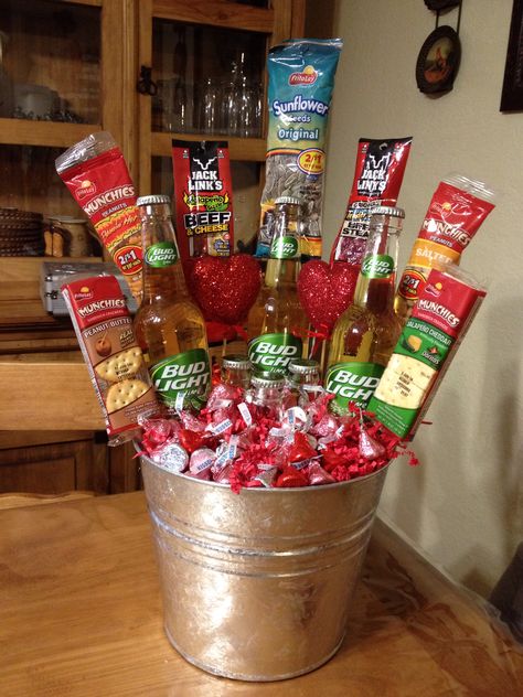 Beer bucket:) Auction Basket Themes, Beer Christmas Gifts, Beer Gifts Basket, Beer Basket, Liquor Gifts, Beer Bucket, Diy Easter Gifts, Raffle Baskets, Wine Gift Baskets