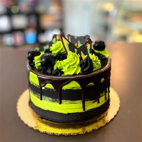 Green And Black Cake Birthday, Green And Black Cake, Birthday Cake Halloween, Lime Green Cake, Watercolor Drip, 23 Birthday Cake, Green Birthday Cakes, Donut Birthday Cake, Cake Halloween