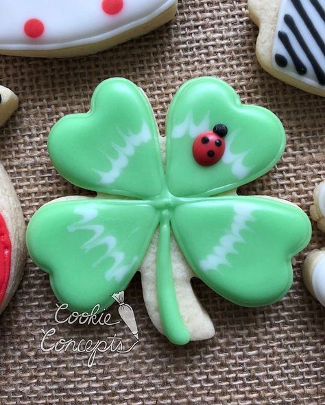 Cutest four leaf clover cookie I ever saw! The lady bug detail gets me! Perfect for a St. Patrick’s day or spring cookie set! www.cookieconcepts.net St Pattys Recipes, St Patricks Day Cookies, Clover Cookie, Sugar Cookie Recipe For Decorating, Royal Icing Cookies Recipe, Shamrock Cookies, St Patrick's Day Cookies, St Patrick Day Treats, Sugar Cookie Decorating