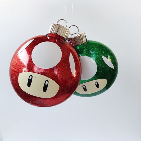 Glass Bulbs Ornaments Diy, Mario Ornaments Diy, Nintendo Christmas, Mario Christmas, Character Ornaments, Christmas Glitter Ornaments, Geek Diy, Christmas Ball Ornaments, Geek Crafts