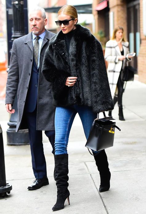 Celebrities in Jeans and Boots - Rosie Huntington-Whiteley Black Slouchy Boots Outfit, Black Suede Boots Outfit, Slouchy Boots Outfit, Suede Boots Outfit, Faux Fur Coats Outfit, Outfits With Boots, Celebrity Jeans, Fur Coat Outfit, Black Fur Coat