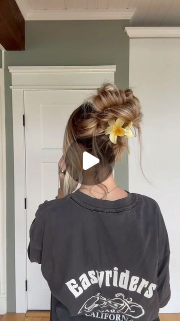 TORIE BLISS on Instagram: "Claw clip hack for medium length hair ~ save & try 🌸" Hairstyles To Do With Claw Clips, Claw Clip Medium Length Hair, Medium Hair Claw Clip Styles, Hair Clip Hacks, Claw Clip Hairstyles Medium Hair, Claw Clip Hairstyles, Cute Bun Hairstyles, Medium Length Updo, Hair Tricks