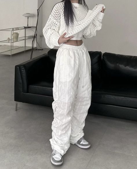 Baggy White Outfit, White Outfits Streetwear, All White Outfit Women, Astro Outfits, White Streetwear Outfit, White Parachute Pants Outfit, Outfit Astethics, Oversized Pants Outfit, Pants Reference