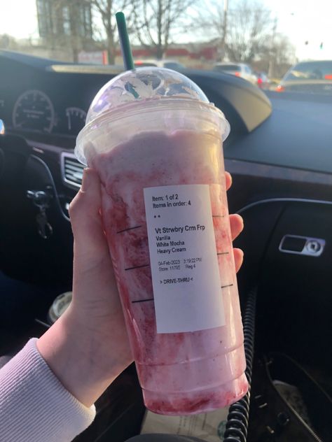 Strawberry Frappe Starbucks, Strawberry Frappe, Vanilla Bean Frappachino With Strawberry, Strawberry Creme Frappuccino Starbucks Recipe, Vanilla Bean Frappachino, Strawberry Vanilla Bean Starbucks, Strawberry Starbucks Drink, Strawberry Cream Frappe Starbucks, Strawberry And Cream Frappe Starbucks