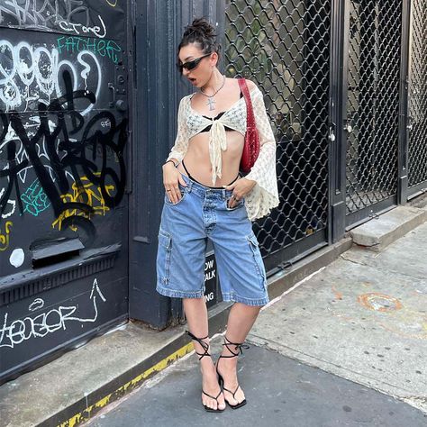 Long denim shorts (AKA jorts) are the trend of the season. Take inspiration from these seven outfits to make the look your own. Long Denim Shorts Outfit, Outfits Jorts, Blue Shirt Outfit, Bermuda Shorts Outfit, Knee Length Denim Shorts, Long Denim Shorts, Vintage Outfits 90s, Vacation Fits, Denim Shorts Outfit