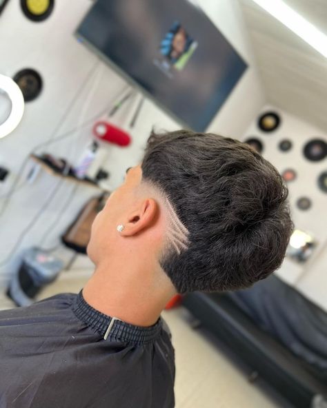 Mullet Design Men, Burst Fade Designs Freestyle, Drop Fade With Design, Burst Fade Designs, Mid Burst Fade, Mullet Taper, Corte Freestyle, Low Fade Em V, Burst Fade Haircut