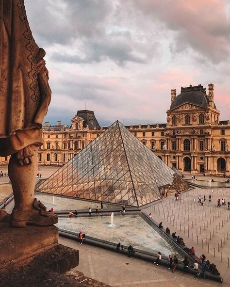 Le Louvre Paris Wallpapers, New York Sightseeing, Photoshoot Paris, Travel Wallpapers, Glass Pyramid, France Aesthetic, Paris Dream, Paris Aesthetic, Voyage Europe