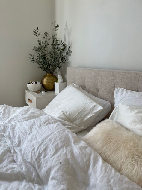 White cozy aesthetic Clean White Cozy Bedroom, Cozy And Clean Bedroom, White Cozy Bedroom Aesthetic, Aesthetic White Bedding, Dreamy White Bedroom, Cozy White Bedroom Aesthetic, Clean White Room Aesthetic, White Cozy Bed, Classy Aesthetic Bedroom