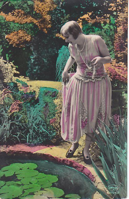 vintage Hand Tinted Photographs, 1920s Aesthetic, 1920 Style, Embroidery Workshop, Green Parrot, 1920's Fashion, Clara Bow, Postal Vintage, The 20s