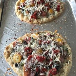 Naan Bread Margherita Pizza. We loved it! Used garlic naan aldi. Good with chopped veggies and sliced sausage. Don't need to salt the crust, just the veggies on top. Best w/ bbq sauce. Pizza With Prosciutto, Nana Bread, Bubble Pizza, Pizza Dough From Scratch, Naan Bread Pizza, Naan Pizza Recipes, Pain Naan, Prosciutto Recipes, Italian Meals