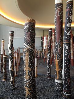 Aboriginal burial poles at The National Gallery of Australia Luminaire Original, Garden Totems, Aboriginal Painting, Aboriginal Culture, Aboriginal People, Aboriginal Artwork, Totem Pole, Post Mortem, Painted Sticks