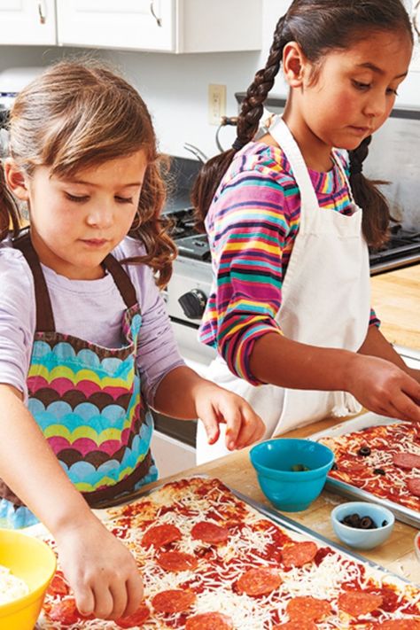 Turn your kitchen into a pizza factory with this easy made-from-scratch dough that kids can make, top, and bake themselves. Wow friends and family with pizza hot from the oven — and dough made from scratch! This kid-friendly recipe for homemade dough makes enough for two pizzas, which means more room to customize with favorite toppings. #pizza #homeschool #bakingwithkids #kidslearning #childrenlearntobake #kidschef #bakingschool #homewithkids #stayathome #pizzaparty Breakfast Pizzas, Pizza Factory, Pizza Hot, Party Pizza, Baking School, Pizza Chef, Make Top, Collage Des Photos, Pizza Dough Recipe