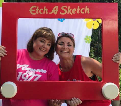 DIY full scale etch a sketch photo prop Etch A Sketch Costume, Christmas Toyland, Carnival Floats, Homecoming Floats, 80s Birthday, Toy Story Halloween, Sketch Photo, Toy Story Party Decorations, Toy Story Costumes