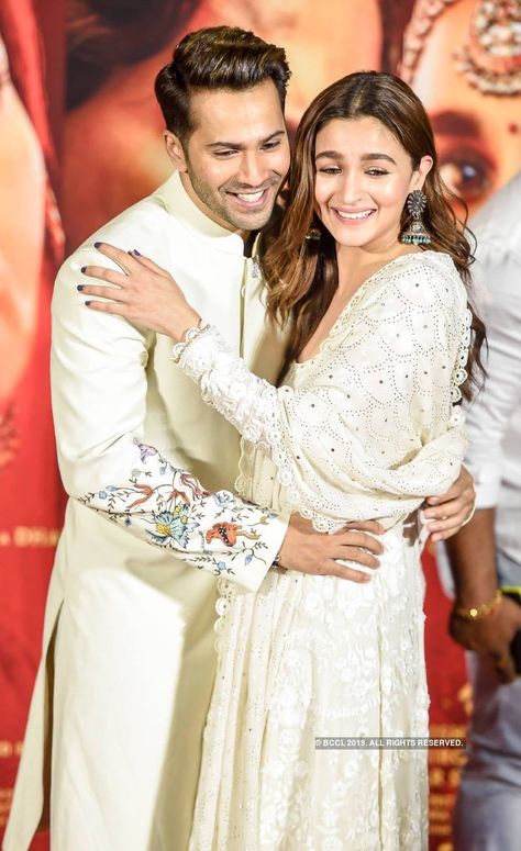 Varun Alia, Alia Bhatt Varun Dhawan, Mobile Wallpaper Iphone, Kathak Dance, Baggy Jeans For Women, Alia And Varun, Best Couple Pictures, Zayn Malik Pics, Guru Pics