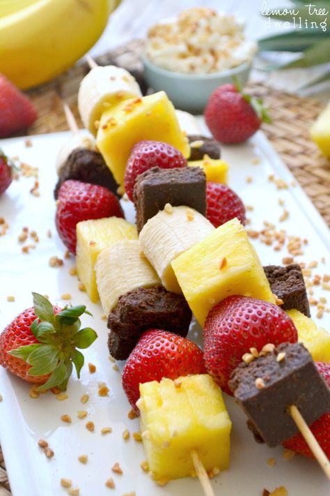 Banana Split Kabobs - what a fun summer dessert idea!! Do vanilla dessert fondue... Dessert Fondue, Vanilla Desserts, Fruit Kebabs, Fruit Skewers, Fruit Kabobs, Easy Summer Desserts, Baked Dessert Recipes, Kebabs, Summer Dessert