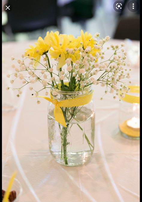 Lemon Themed Party, Lemon Themed Bridal Shower, Idee Babyshower, Sunshine Baby Showers, Yellow Birthday, Baby Shower Yellow, Sunshine Birthday, Bee Baby Shower, Shower Centerpieces