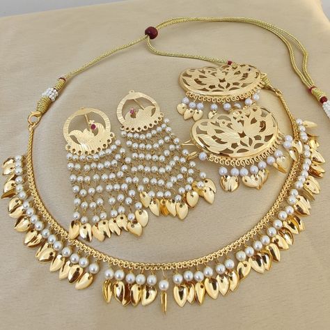 Pipal Patti Jewellery, Gold Coin Jewelry, Gold Jewelry Outfits, Bridal Jewelry Vintage, Fancy Jewellery Designs, Jewelry Set Design, Fine Gold Jewelry, Indian Jewellery Design Earrings, Bangles Jewelry Designs