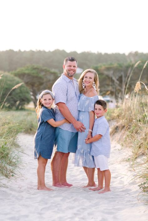 Sibling Beach Pictures, Family Beach Pictures Poses, Vacation Portraits, Big Family Photos, Family Beach Portraits, School Senior Pictures, Family Photos With Baby, Family Portrait Poses, Beach Session