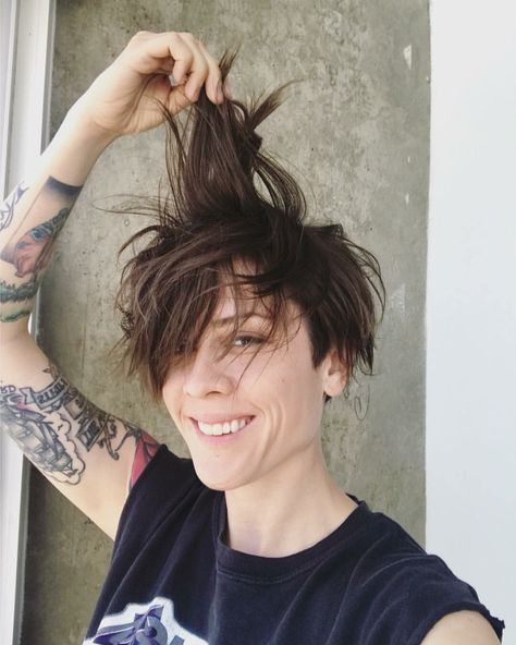 Tegan And Sara Tattoo, Androgynous Girls, Rocker Outfit, Tegan And Sara, Perfect Music, Emo Dresses, Queer Fashion, Hair Skin Nails, Punk Rock Fashion