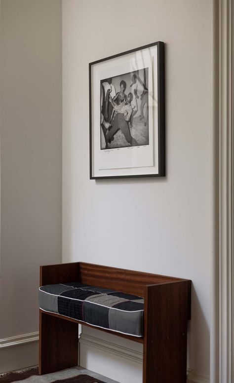 Eclectic Hallway, Minimal Eclectic, Eclectic Entryway, Sitting Nook, Minimal Living Room, San Francisco Houses, Small Entryways, Vogue Living, Amazing Spaces