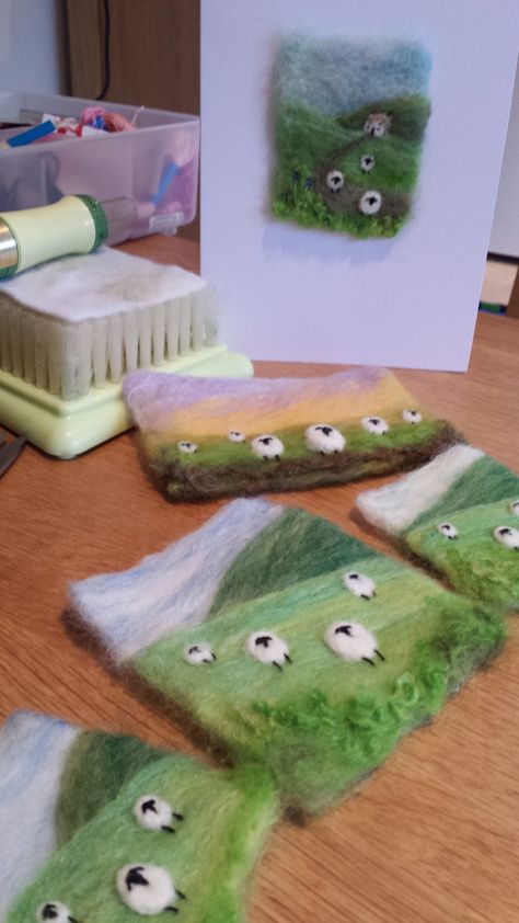 Felted Sheep Picture, Flat Needle Felting Ideas, Felting Pictures Ideas, Felt Painting Ideas, Needle Felt Sheep, Felt Pictures How To Make, Small Needle Felting Projects, Needle Felt Landscapes, Needle Felted Pin Cushions