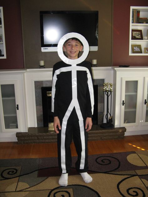 Stickman Halloween Costume! All you need is a black sweatshirt and sweatpants, white duct tape, a cardboard circle and a black ball cap to hang the circle from. Super easy! Diy Kids Costumes For Boys, Stick Man Costume, Karneval Diy, Costumes For Boys, Dark Costumes, Sweatpants White, Halloween Costumes For 3, Diy Costumes Kids, Holloween Costume