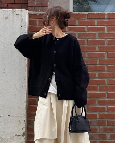 Boxy Cardigan Outfit, Big Cardigan Outfit Aesthetic, Baggy Cardigan Outfit Aesthetic, Cardigan Outfit Aesthetic Korean, Black Cardigan Korean Outfit, Cardigan Outfit Aesthetic, Japan Outfit, Uni Outfits, Hijabi Outfits