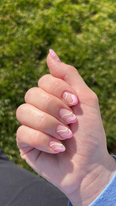 Short Nail Set Oval, White Nails With Light Pink Design, Short Pink Abstract Nails, Light Pink Natural Nails Short, Light Pink Nails Short Art Designs, Light Pink Short Nails Design, Swirly Pink Nails, Light Pink Nails With Design Simple, Light Pink Nails With White Design