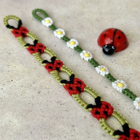 Ladybug Friendship Bracelet, Embroidery Thread Anklets, Ladybug Friendship Bracelet Pattern, Flower Embroidery Bracelet, Friendship Bracelets Flower Pattern, Aesthetic Bracelet Patterns, Rose Friendship Bracelet Pattern, Easy Friendship Bracelets Patterns Tutorials, Cute Friendship Bracelet Patterns