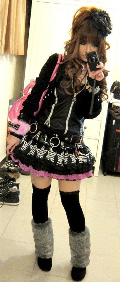 Goth Gyaru Fashion, Winter Harajuku Outfits, Rokku Gyaru Wallpaper, Rokko Gyaru, Rokku Gyaru Outfits, Rokku Gyaru Fashion, Haady Gyaru, Gyaru Accessories, Japanese Punk Fashion