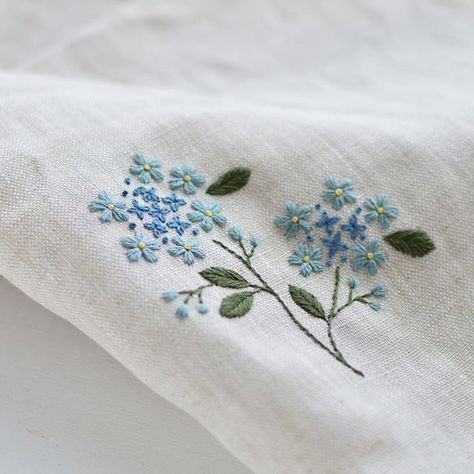 Brazilian Embroidery Stitches, Crewel Embroidery Kits, The Blue Sky, Hardanger Embroidery, Embroidery Transfers, Pola Sulam, Embroidery Patterns Vintage, Learn Embroidery, Brazilian Embroidery