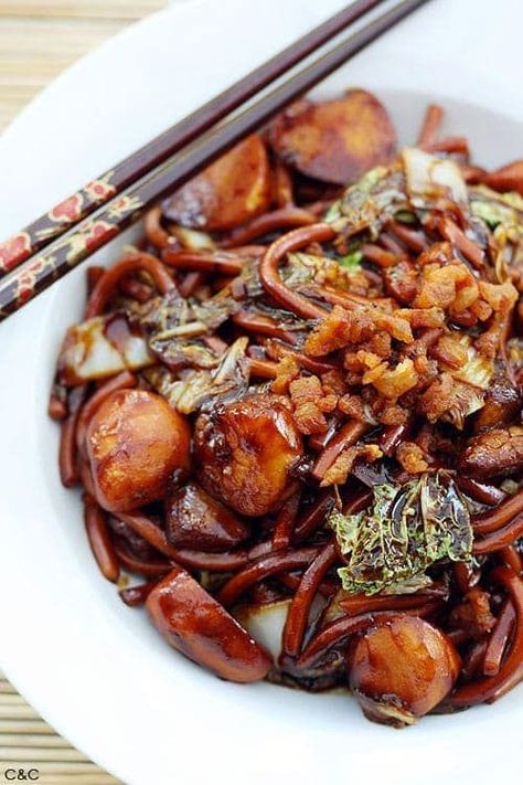 KL Hokkien Mee recipe - This dish is famous for the dark, fragrant sauce that the noodles are braised in. The secret to an authentic KL Hokkien Mee is the pork fat! | rasamalaysia.com Malaysian Cuisine, Rasa Malaysia, Easy Asian, Easy Asian Recipes, Singapore Food, Malaysian Food, Easy Delicious Recipes, Noodle Dishes, Asian Cooking