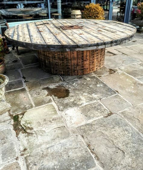 Large garden table from a giant cable reel Cable Roll Table, Large Spool Table Ideas, Cable Reel Table, Cable Reels, Spool Tables, Cable Reel, Barrel Furniture, Gardens Design, Large Garden