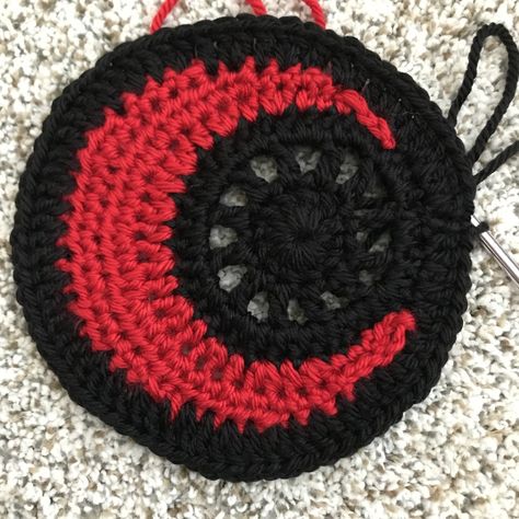 crochetghoulie -> the lost hook✨ — Crescent Moon pattern 🌙 Here is the pattern for... Crochet Circle Designs, Crochet Crescent Moon Applique, Moon Crochet Square, Crochet Moon Pattern Free, Crochet Room Decor Free Pattern, Crochet Crescent Moon, Eco Crochet, Moon Granny Square, Crochet Halloween Patterns